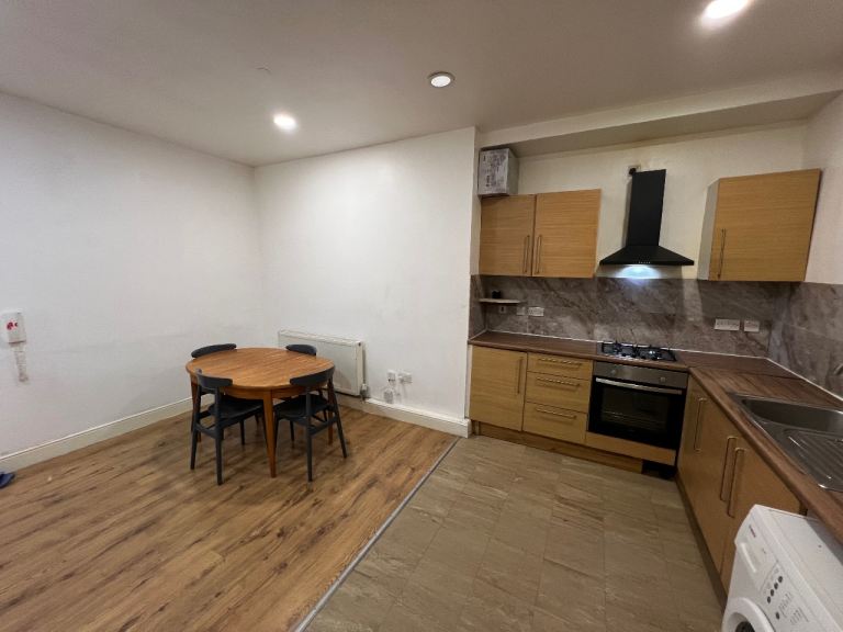 THREE BEDROOM FLAT TO LET AT UPPER CLAPTON ROAD, LONDON E5 9BU.. 