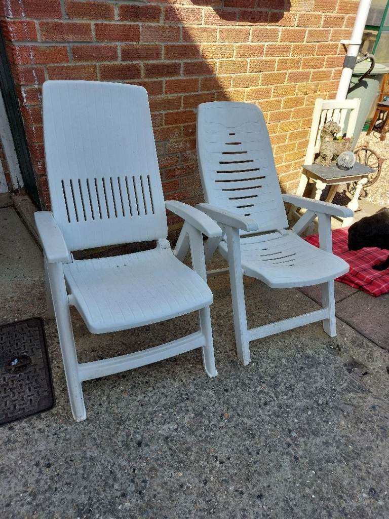 2 x plastic folding patio chairs 