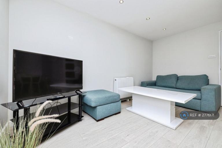 2 bedroom flat in John Maurice Close, London, SE17 (2 bed) (#2776171)