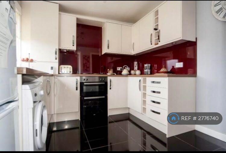 2 bedroom flat in Chisholm Place, Grangemouth, FK3 (2 bed) (#2776740)