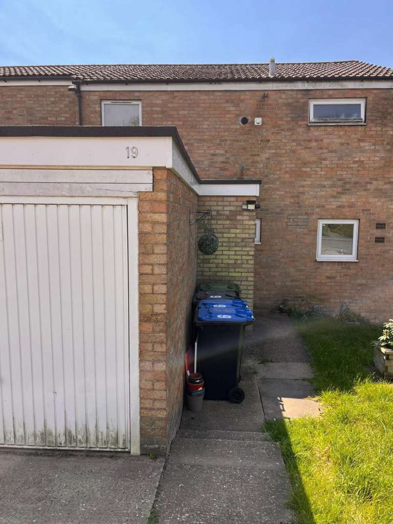 3 bed unfurnished property with garage to rent in Brownsover, Rugby