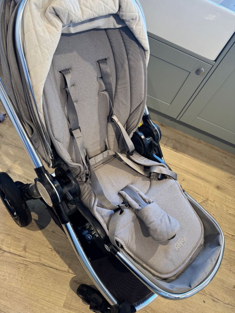 Mamas & Papas pram with carrycot & maxincosi car seat