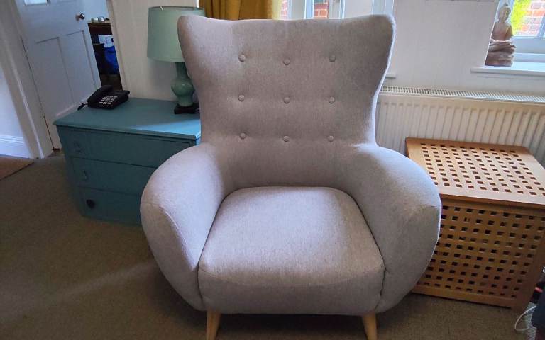 Really lovely,nearly new Alexander Oak Furniture land comfy chair.