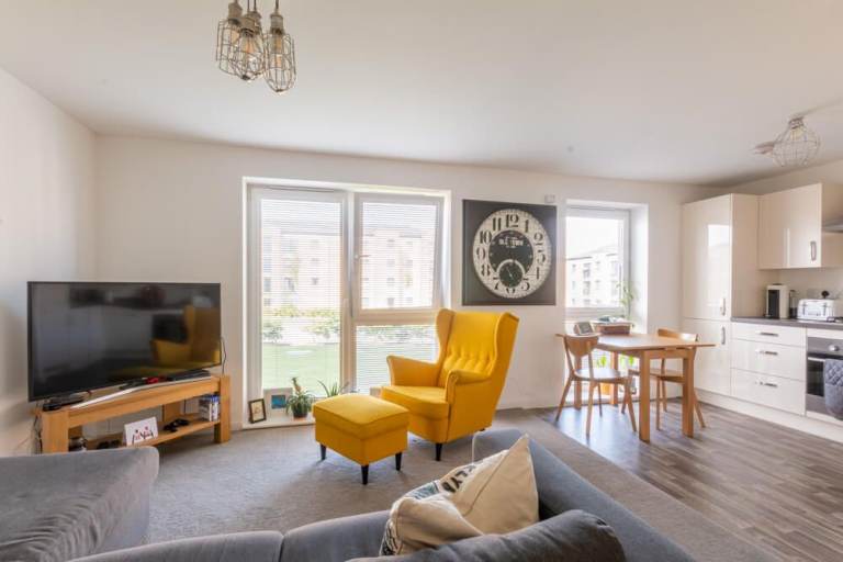 Attractive, modern-build, 2 bedroom flat with parking and en suite access, in South Queensferry