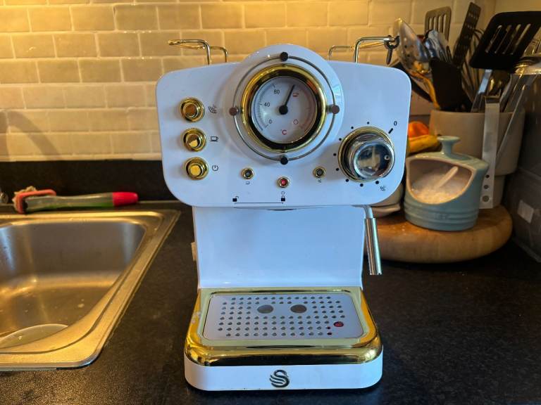 image for Fantastic Swan Gatsby 1100W Pump Espresso Coffee Machine SK22112WHTN White