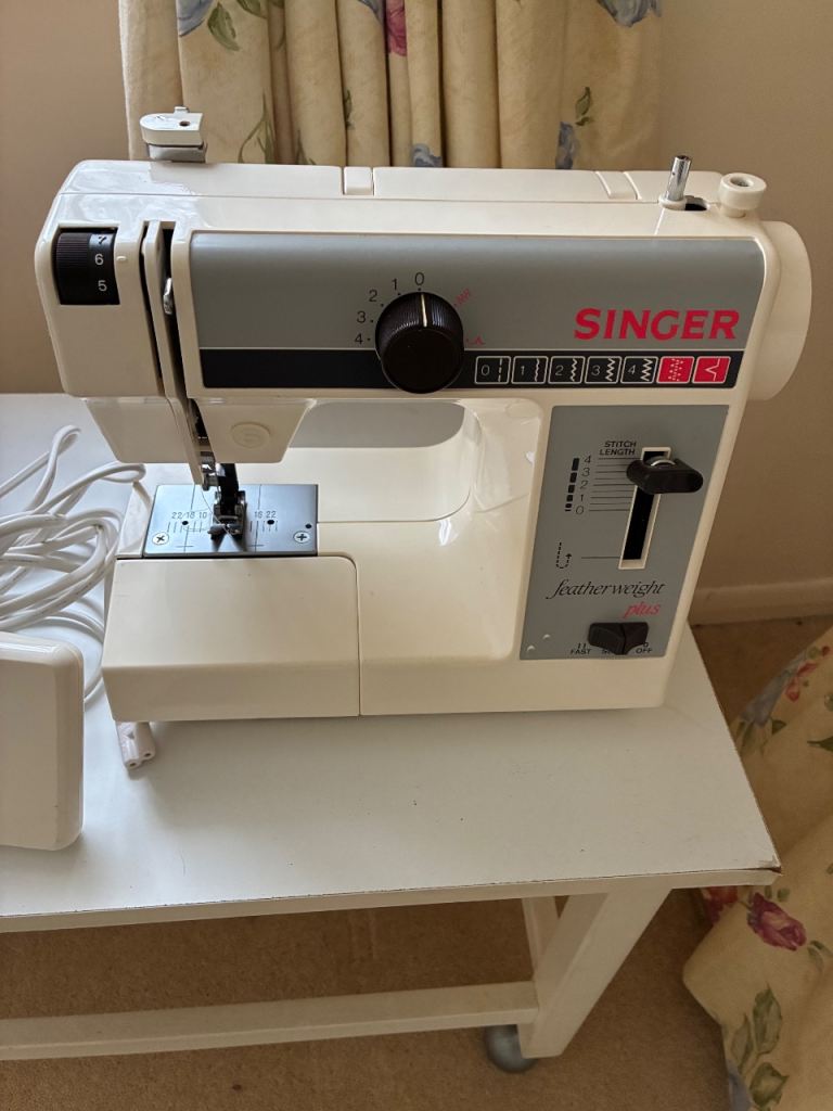 Singer Model 324 Featherweight sewing Machine