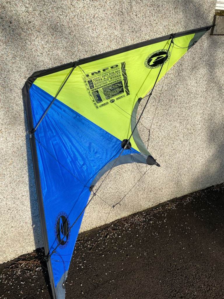 POWERHOUSE BLADE TWO-TONE STUNT KITE WITH HANDLES AND LINES