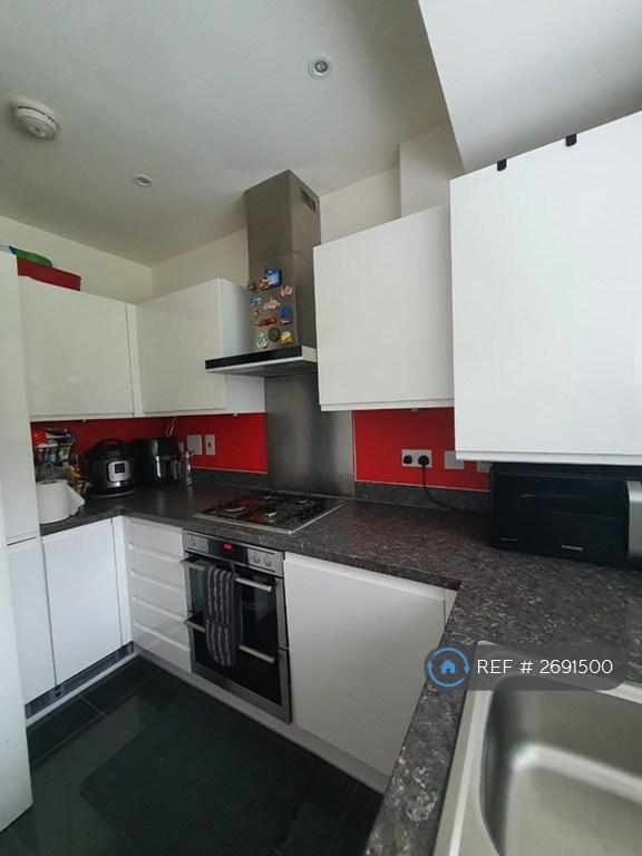 4 bedroom house in Hounslow, Hounslow, TW5 (4 bed) (#2691500)