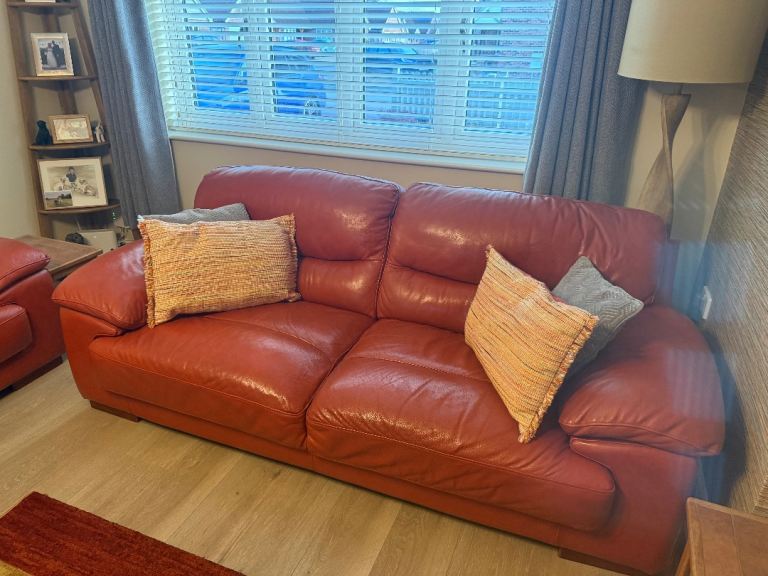 Quality Leather Suite reduced! from £500 to £200…!