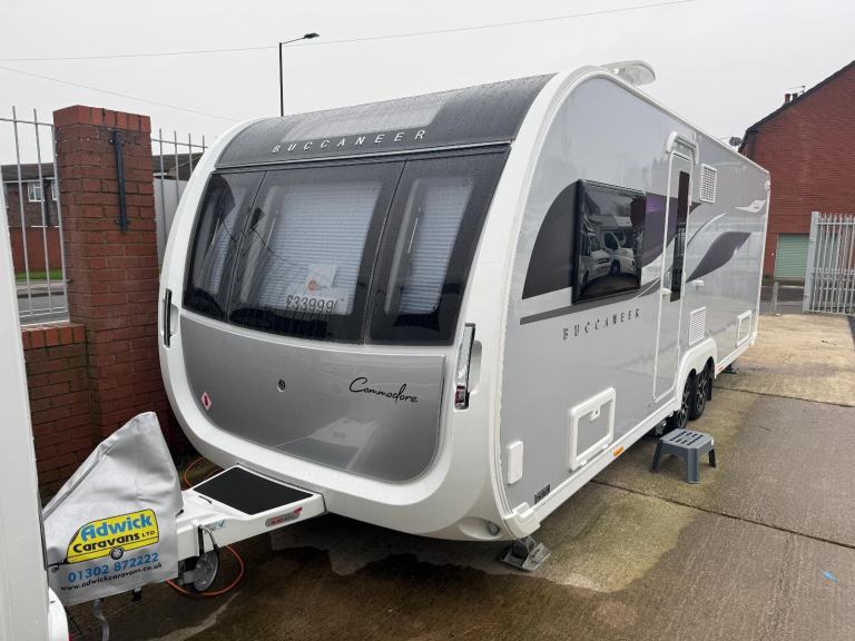 Buccaneer Commodore Twin Axle 8ft Wide Rear Island Bed Middle Bathroom