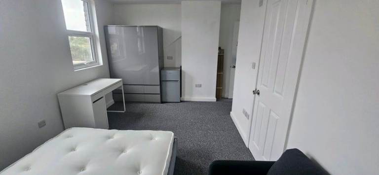 Ensuite Double Loft Room BS4 Sandy Pk Rd bills inc