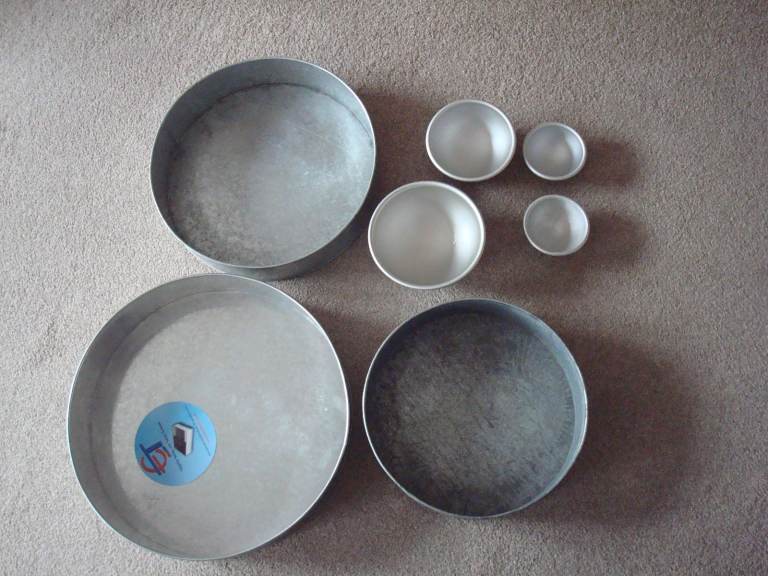 CAKE BAKING TINS MADE BY EUROTINS. THE LOT ONLY £4