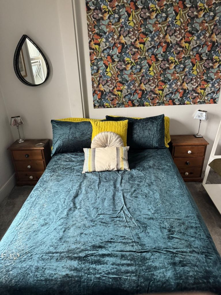 Double room to rent in family home 