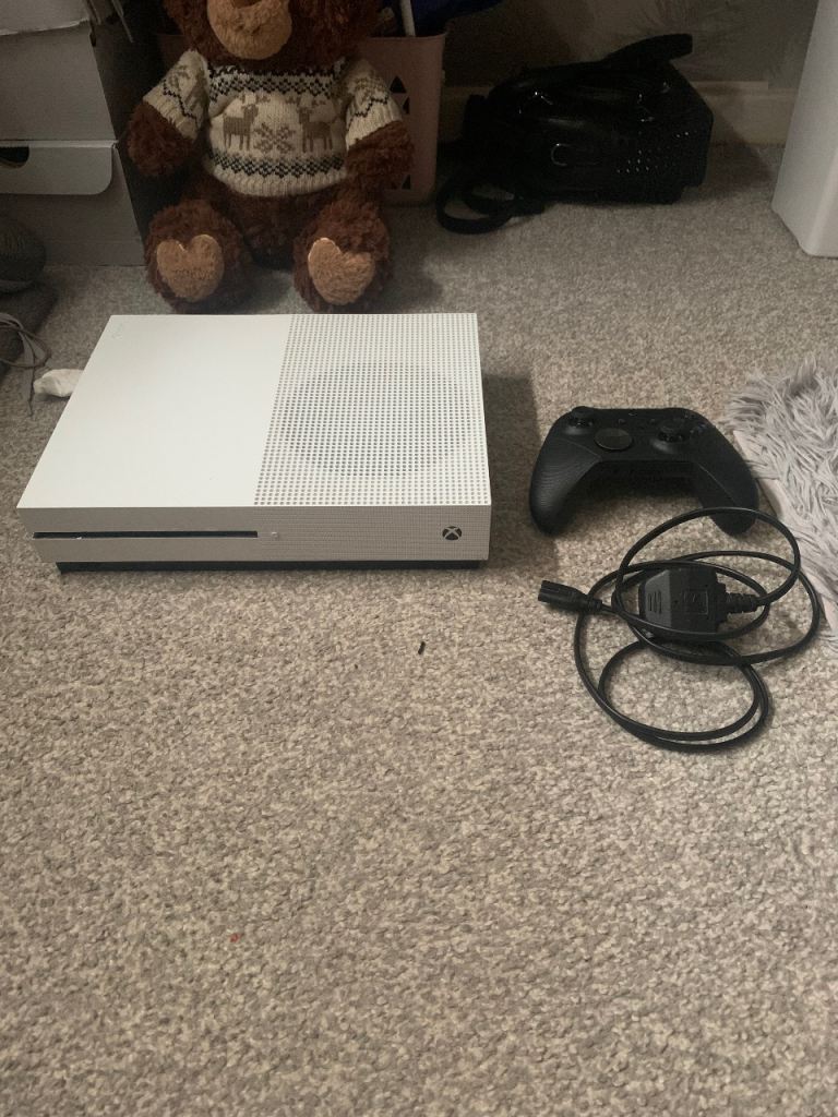 Xbox one s perfect condition 1TB comes with power cable and Xbox Series 2 controller description 