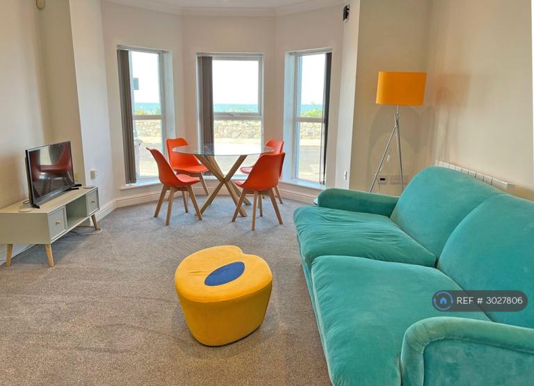 2 bedroom flat in Royal Esplanade, Margate, CT9 (2 bed) (#3027806)