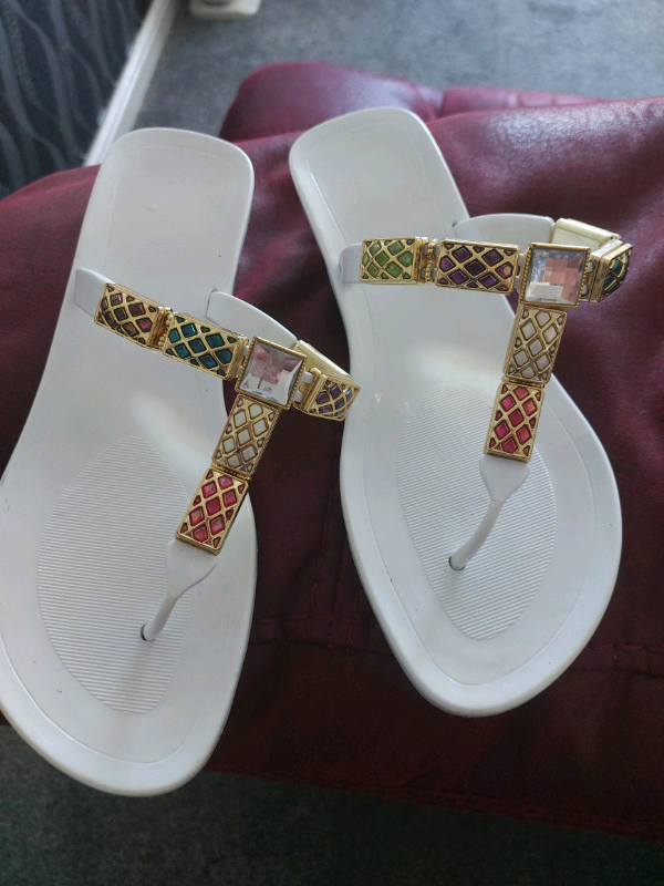 Size 6 toe post sandals