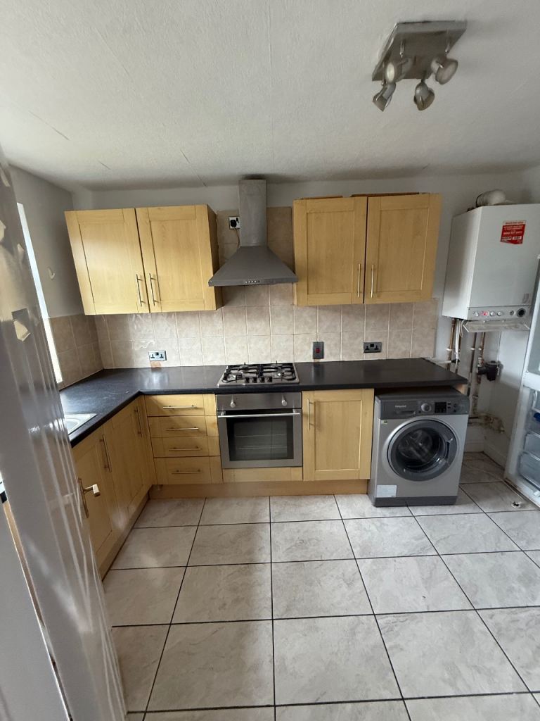 Spacious 2 bed flat in Chadwell heath part dss welcome 