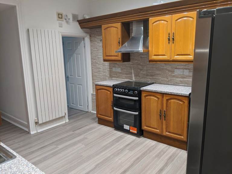 Large Ensuit with Bills  £1050