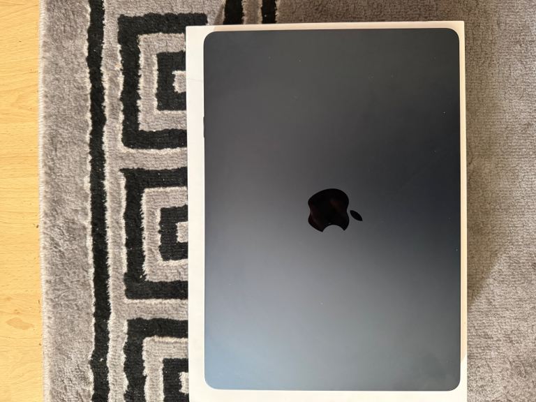 MacBook M2 13” 2022 midnight black 256GB