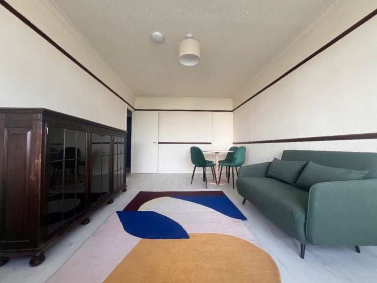 Spacious 2 Double Bed Flat near Canary wharf, private balcony park facing. 