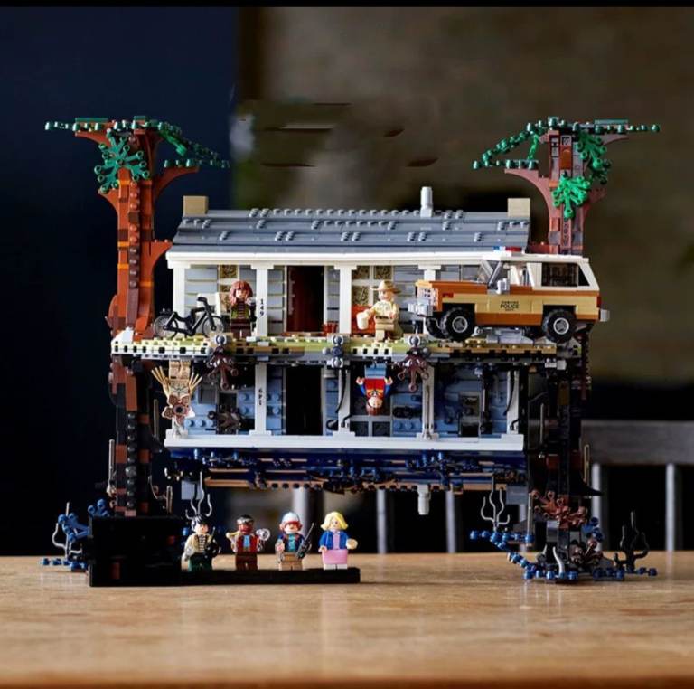 Building Blocks Upside Down House 2287pcs Compatible Bricks Large Display Model UK Post Only