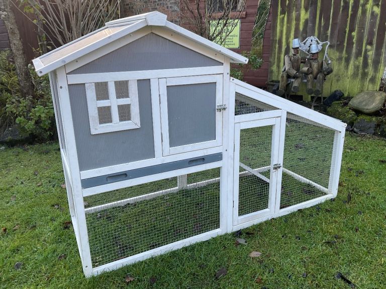 Rabbit / Guinea Pig Hutch. Can deliver. Extras Included Good Condition 