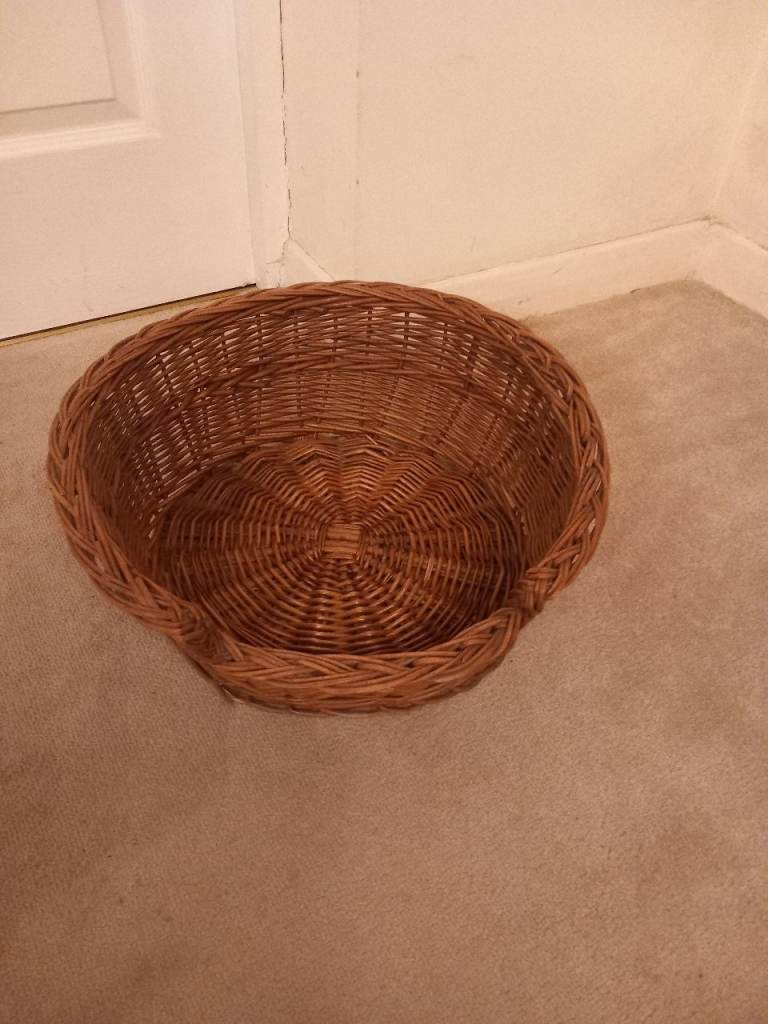 Cat/small dog basket 