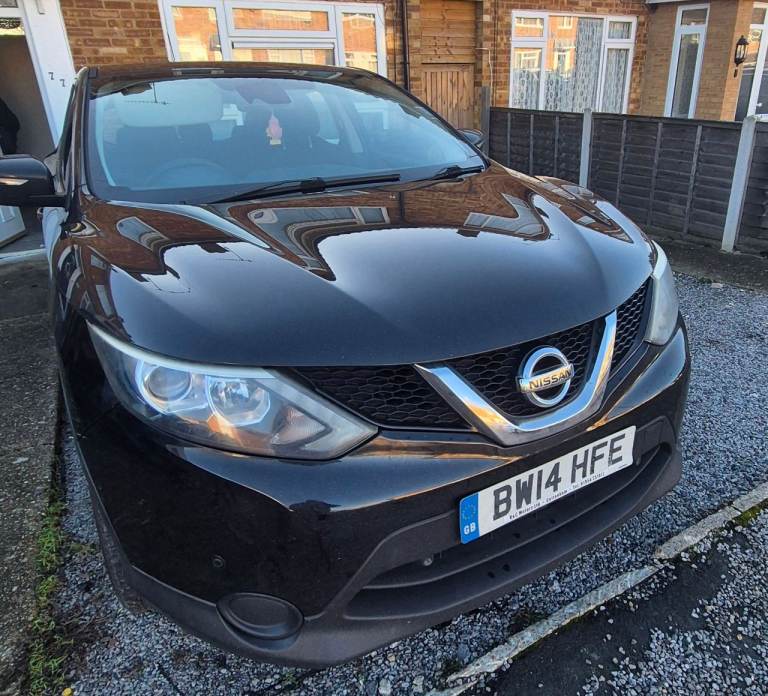 Black 2014 Nissan Qashqai ,starts and drives, (Engine light on) , MOT until Nov 2026!