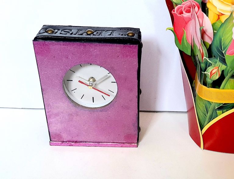 100% UNIQUE RE-CRAFTED - LEVI MANTLE QUARTZ CLOCK - LEATHER / BRASS SIDES - 16 x 13 cm WORKING WELL
