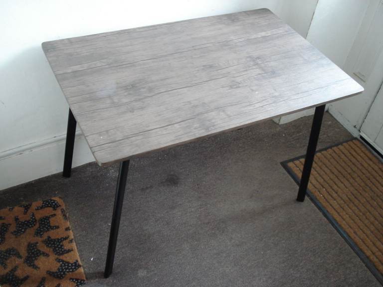Dining table in excellent condition