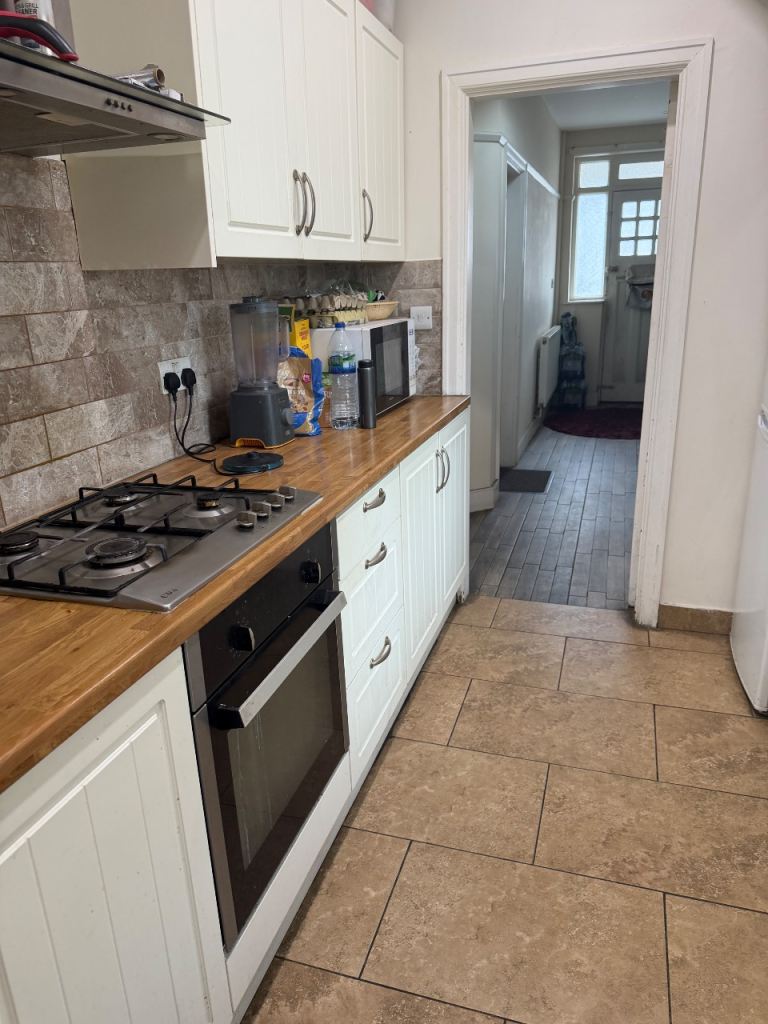 Double garden room to rent Tw5 Hounslow single male or female 