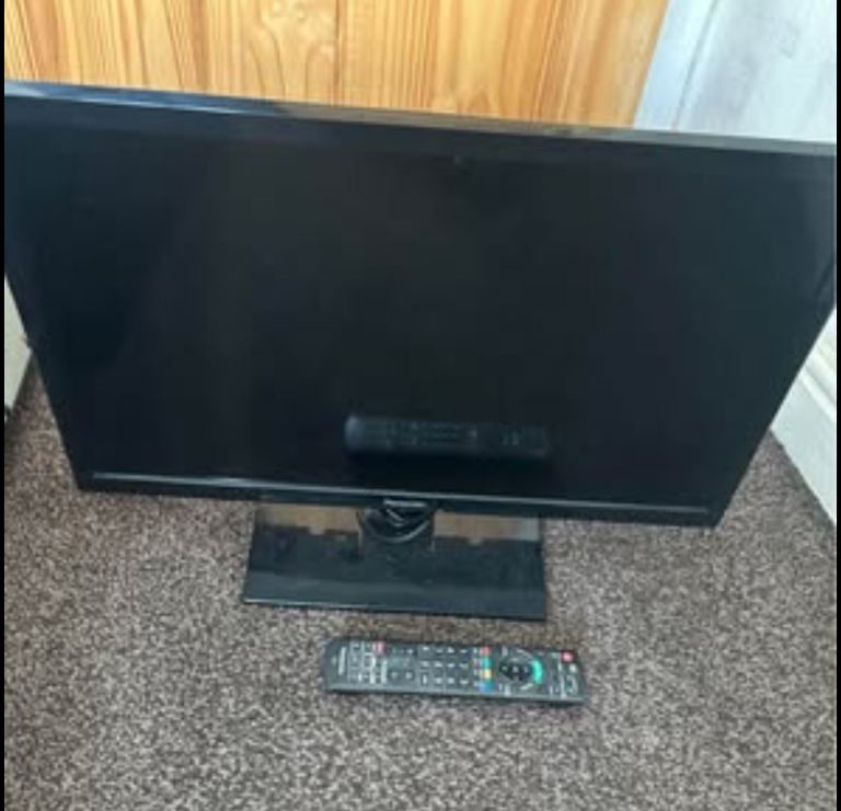 Slim Panasonic 24 inch LED smart tv -  , freeview  , hdmi, remote