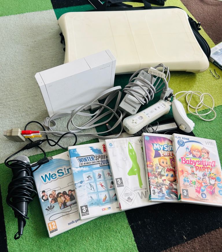 Nintendo Wii Console Bundle with Games & Balance Board 