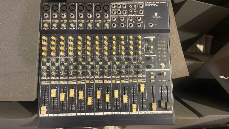 Behringer Eurorack MX 2004A Mixer - no power cable