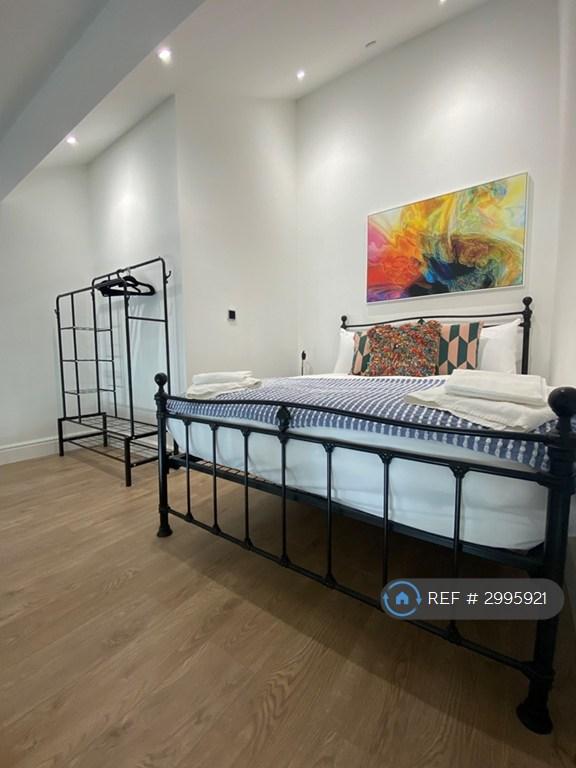 3 bedroom flat in Exide House, London, WC2H (3 bed) (#2995921)