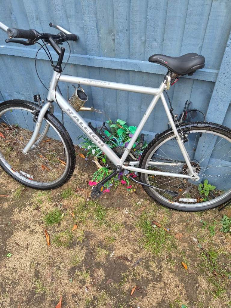 Raleigh mountain bike 23 inch frame 26 inch wheels