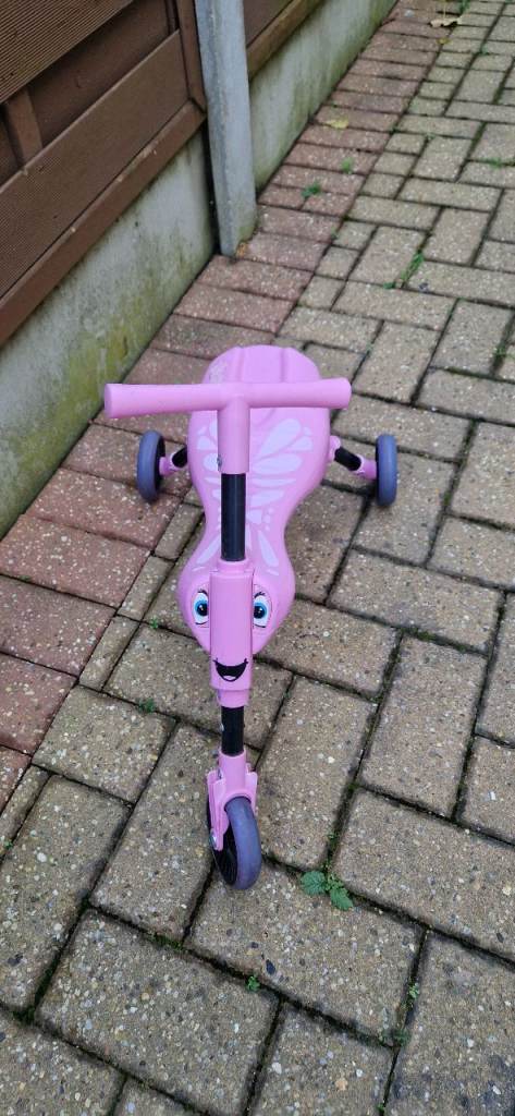 SCUTTLEBUG, BUTTERFLY. RIDE ON FOLDABLE SCOOTER. VERY GOOD CONDITION.