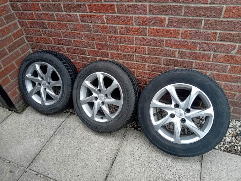 Peugeot 208 15" alloy wheels