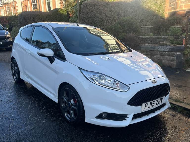 Ford Fiesta ST-2 (2015) 3d white - FSH & 11 months MOT - excellent condition