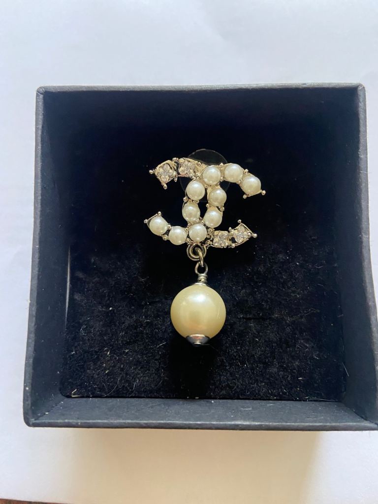 Gorgeous authentic vintage big Chanel silver/ crystals pearls baroque collection 1 piece earring