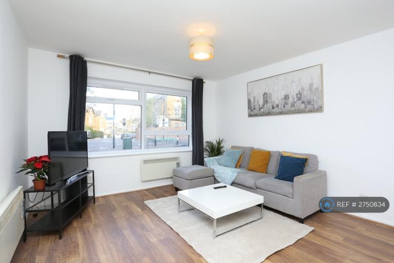 1 bedroom flat in Becton Court, London, SE25 (1 bed) (#2750834)