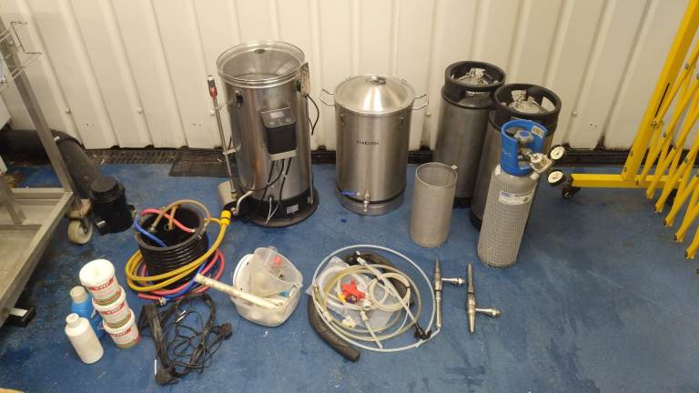 Grainfather stainless home brew equipment including kegs, co2 tank and beer taps