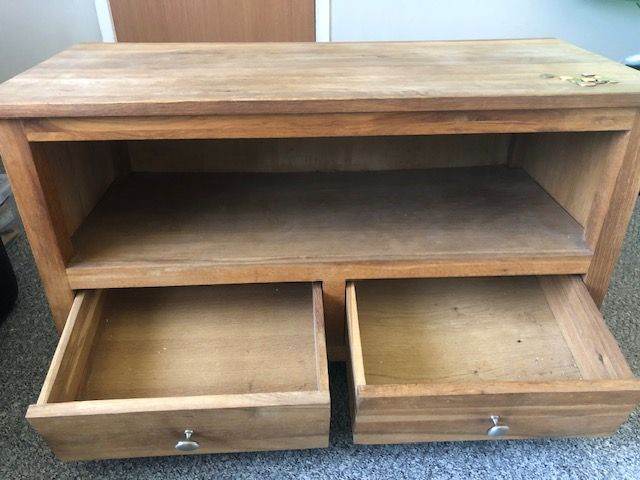 Lovely oak television unit with 2 drawers.good condition bushmills