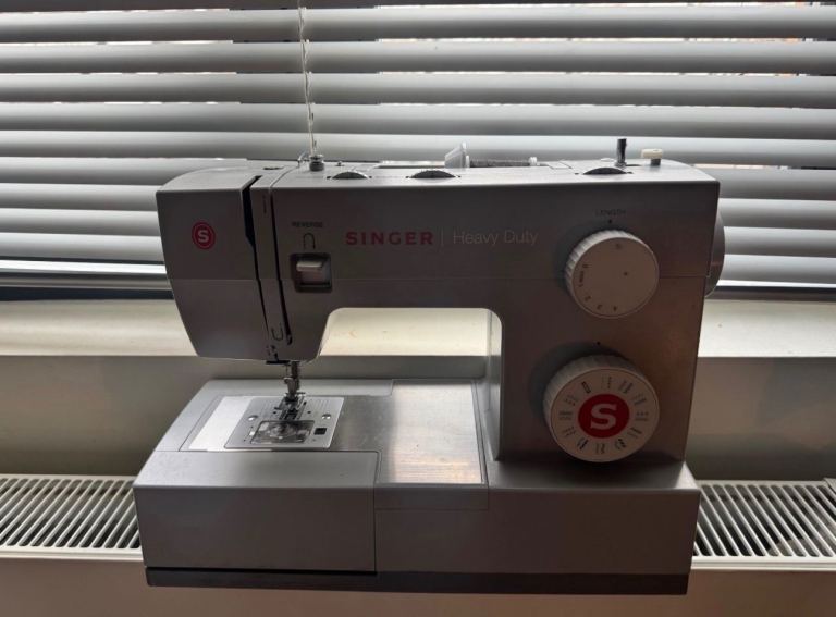 SINGER HEAVY DUTY SEWING MACHINE 