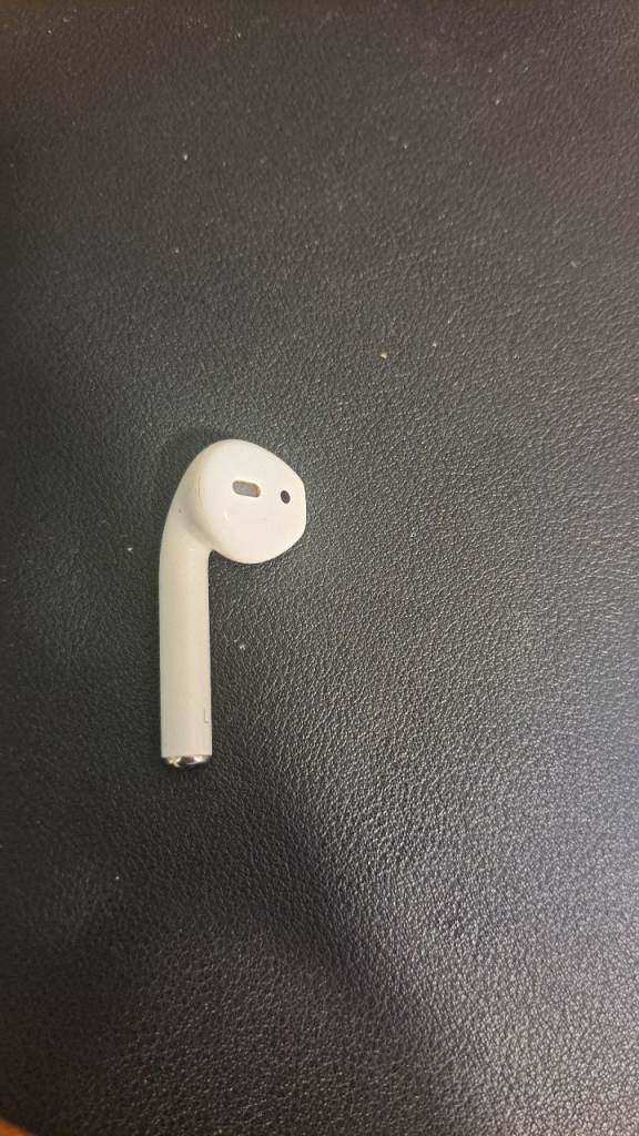 Apple earpod one side 