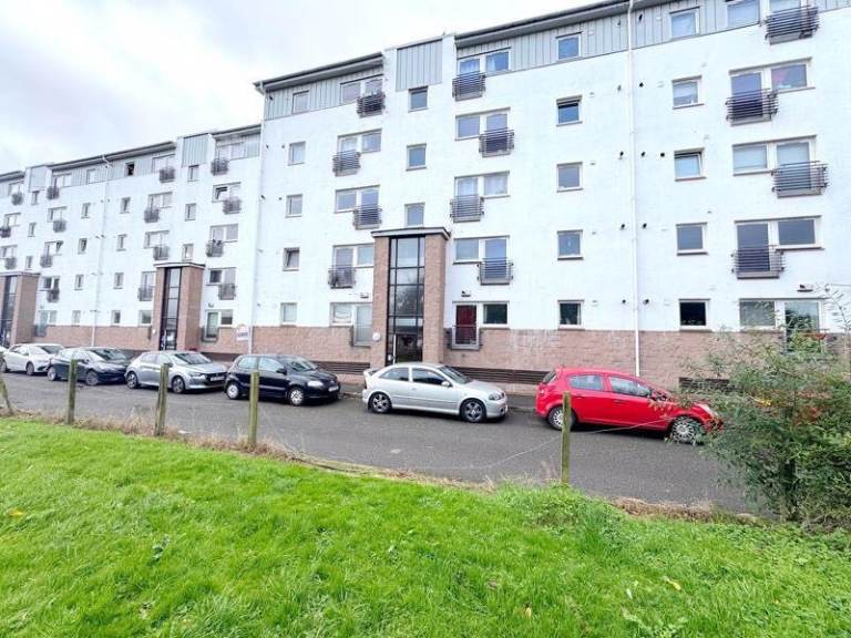 2 bedroom flat in west end 