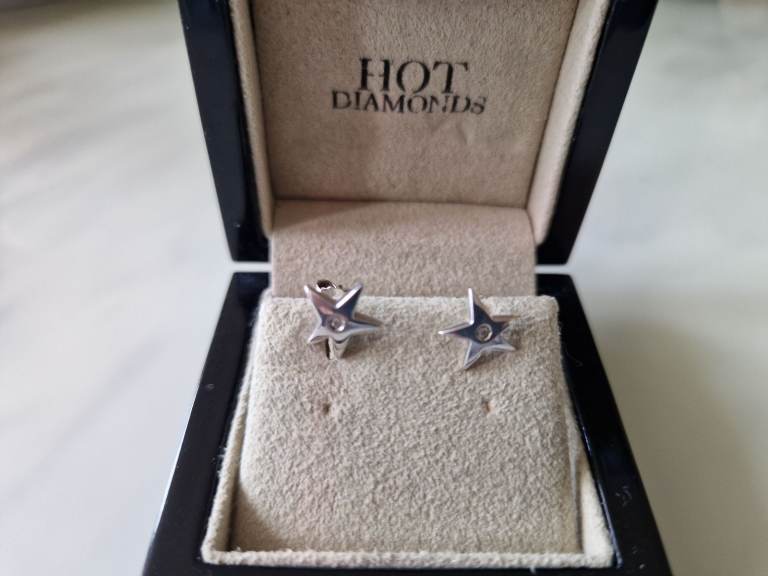 Hot diamonds, new star diamond/silver stud earrings 