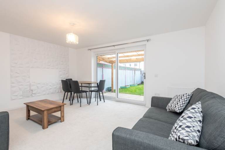 Modern 3-bedroom house with private garden and parking – part furnished