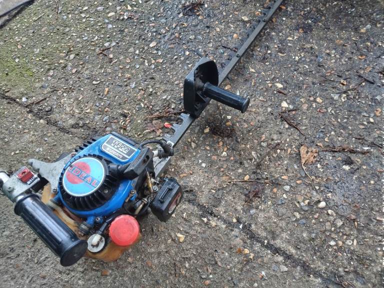 Petrol hedge trimmer with 2 stroke engine needs servicing to get running again 