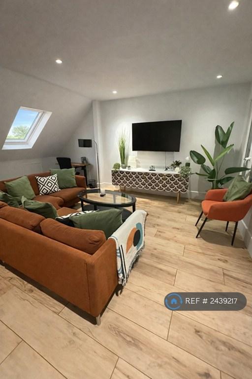 2 bedroom flat in Dunraven Road, London, W12 (2 bed) (#2439217)